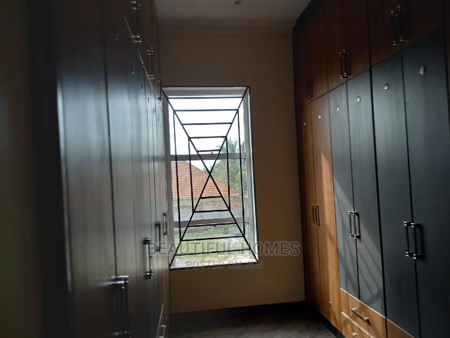 Furnished 6bdrm Duplex in Kira All Tarmack for sale in Kira
