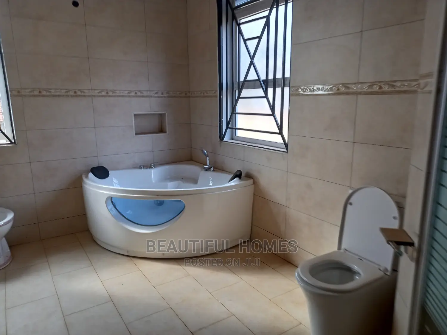 Furnished 6bdrm Duplex in Kira All Tarmack for sale in Kira