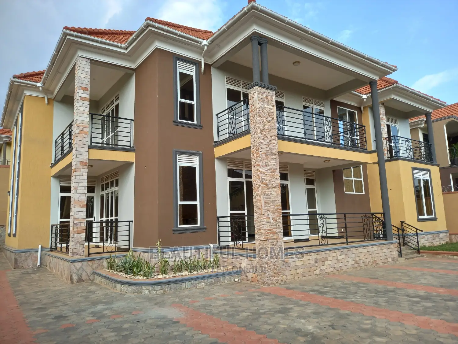 Furnished 6bdrm Duplex in Kira All Tarmack for sale in Kira