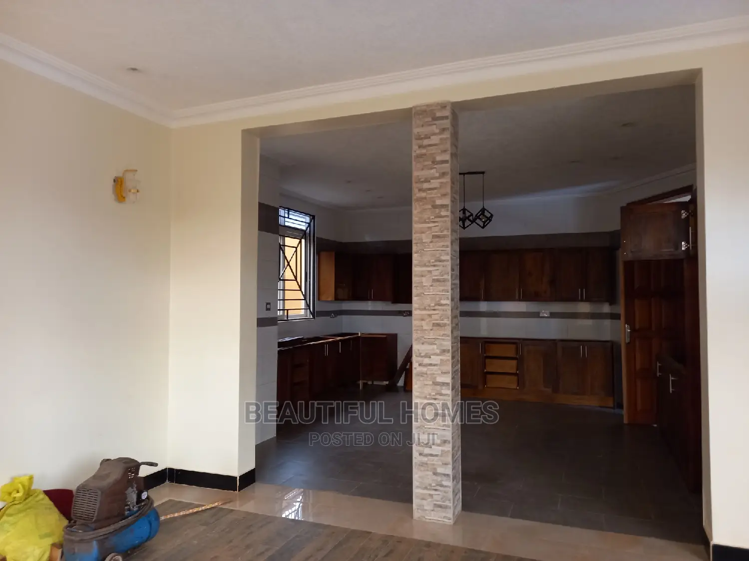 Furnished 6bdrm Duplex in Kira All Tarmack for sale in Kira