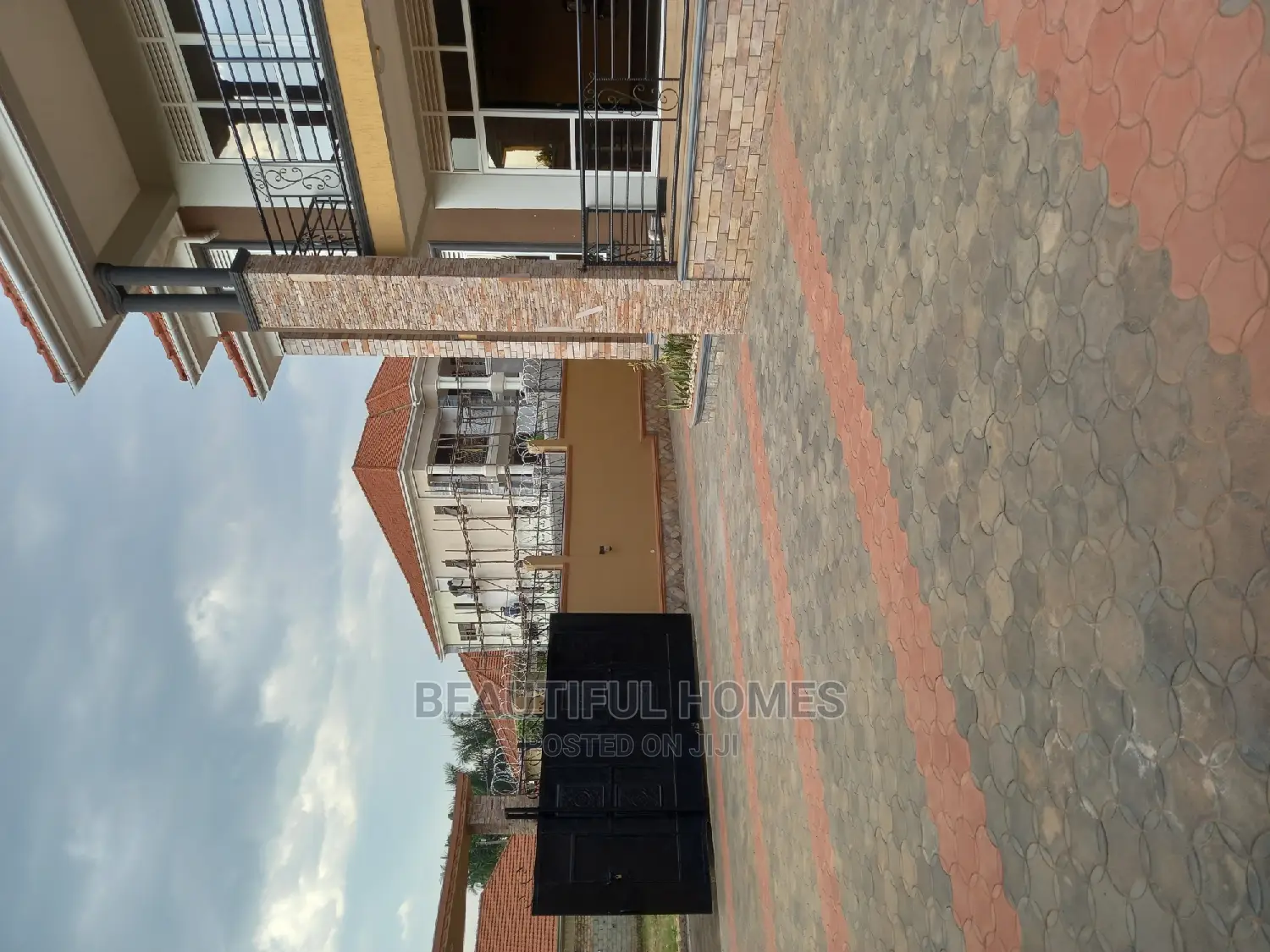 Furnished 6bdrm Duplex in Kira All Tarmack for sale in Kira