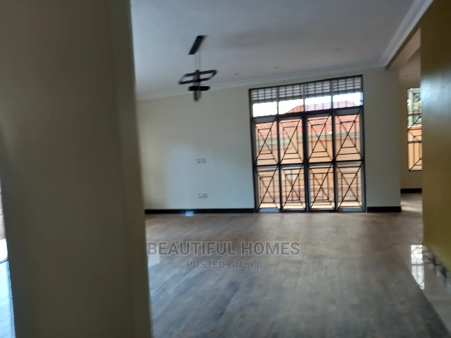 Furnished 6bdrm House in Kira Tarmack for sale in Kira