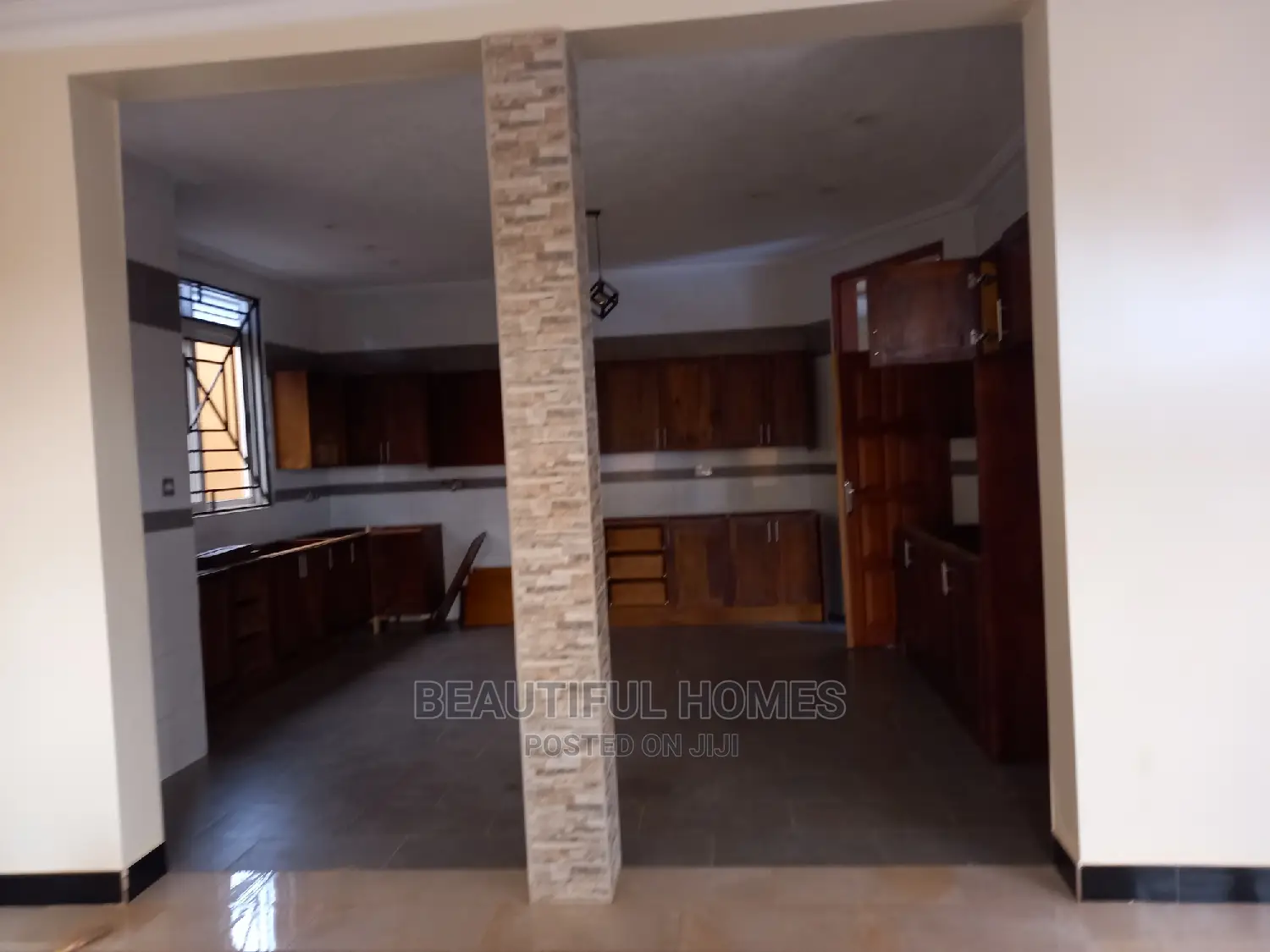 Furnished 6bdrm House in Kira Tarmack for sale in Kira