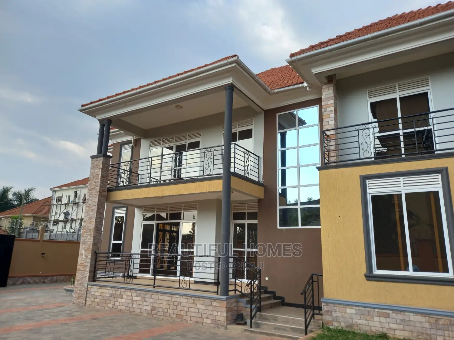 Furnished 6bdrm House in Kira Tarmack for sale in Kira