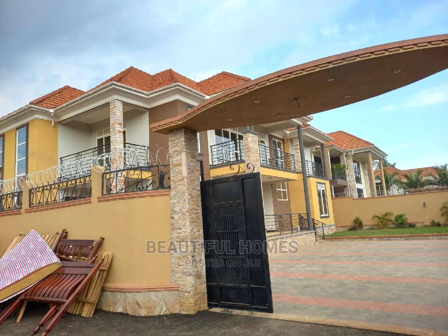 Furnished 6bdrm House in Kira Tarmack for sale in Kira
