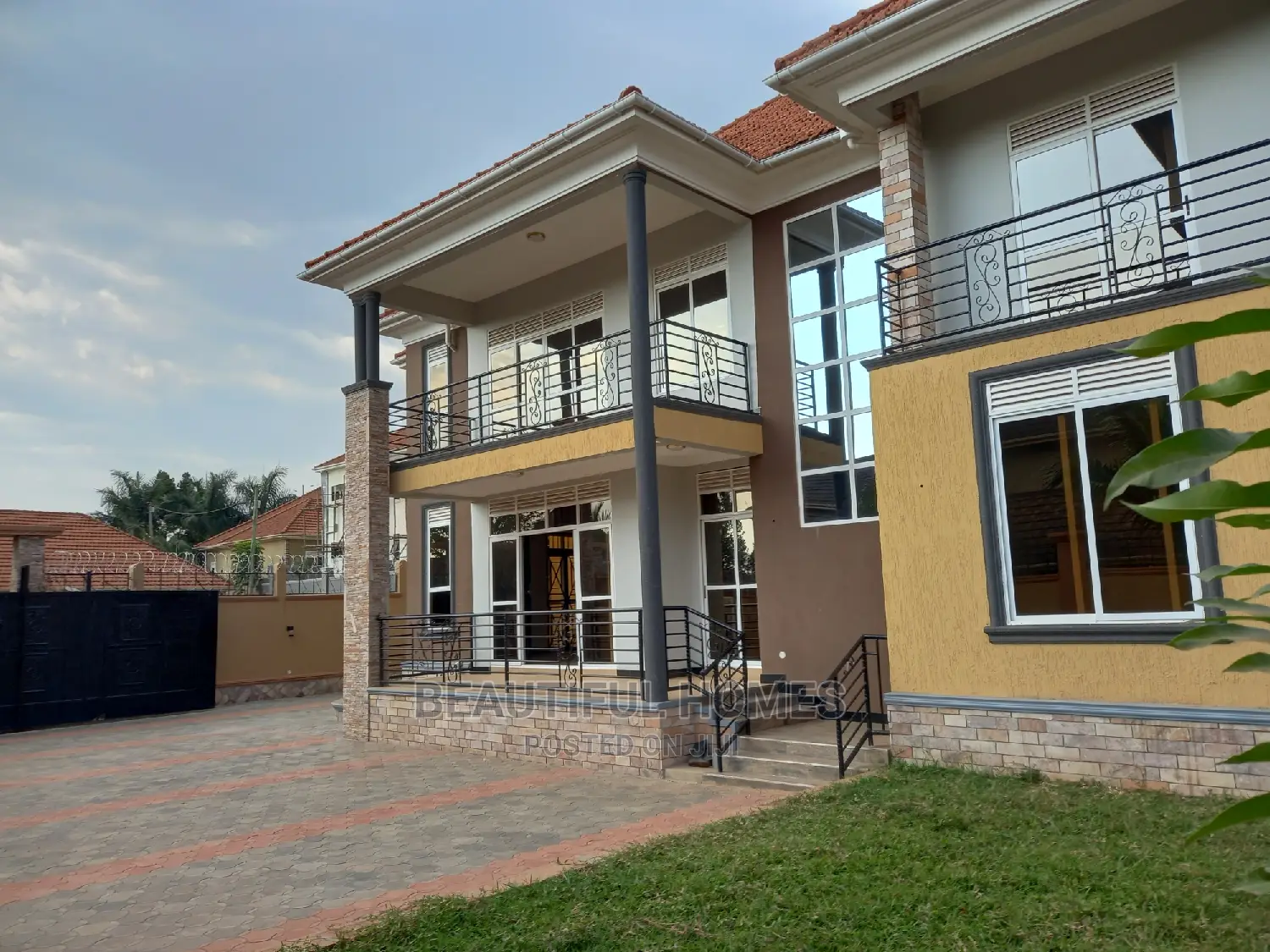 Furnished 6bdrm Mansion in Kira Tarmack for sale in Kira