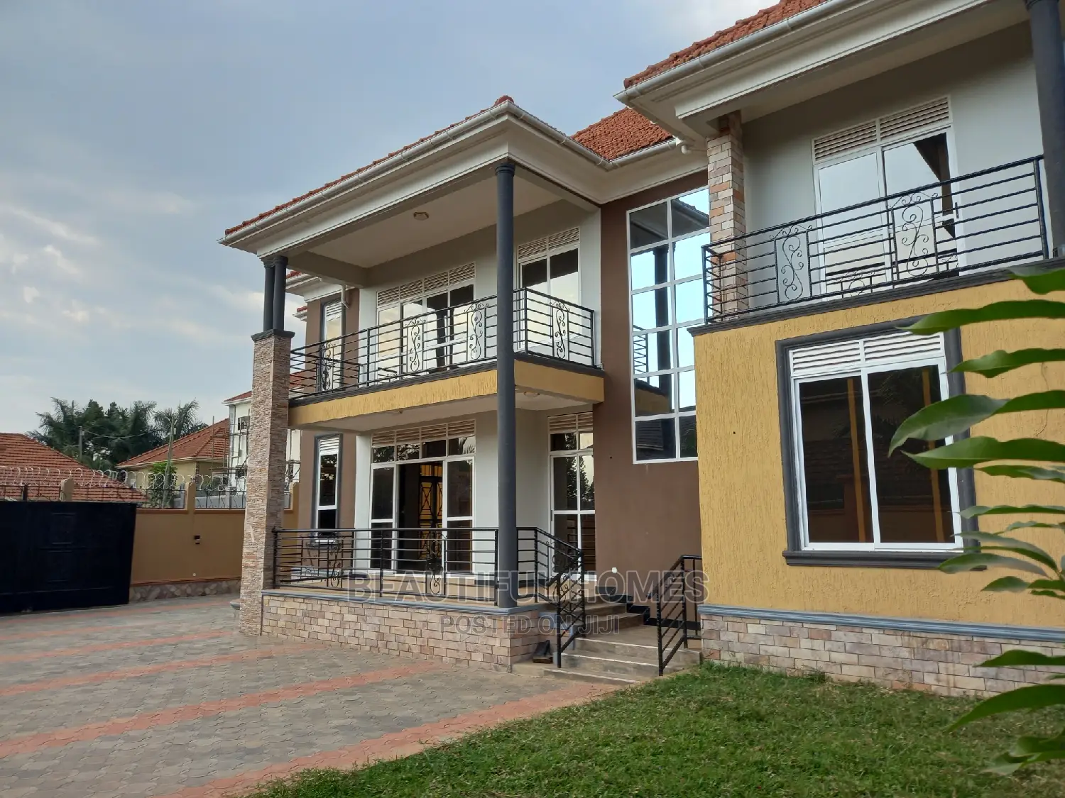 Furnished 6bdrm Mansion in Kira Tarmack for sale in Kira
