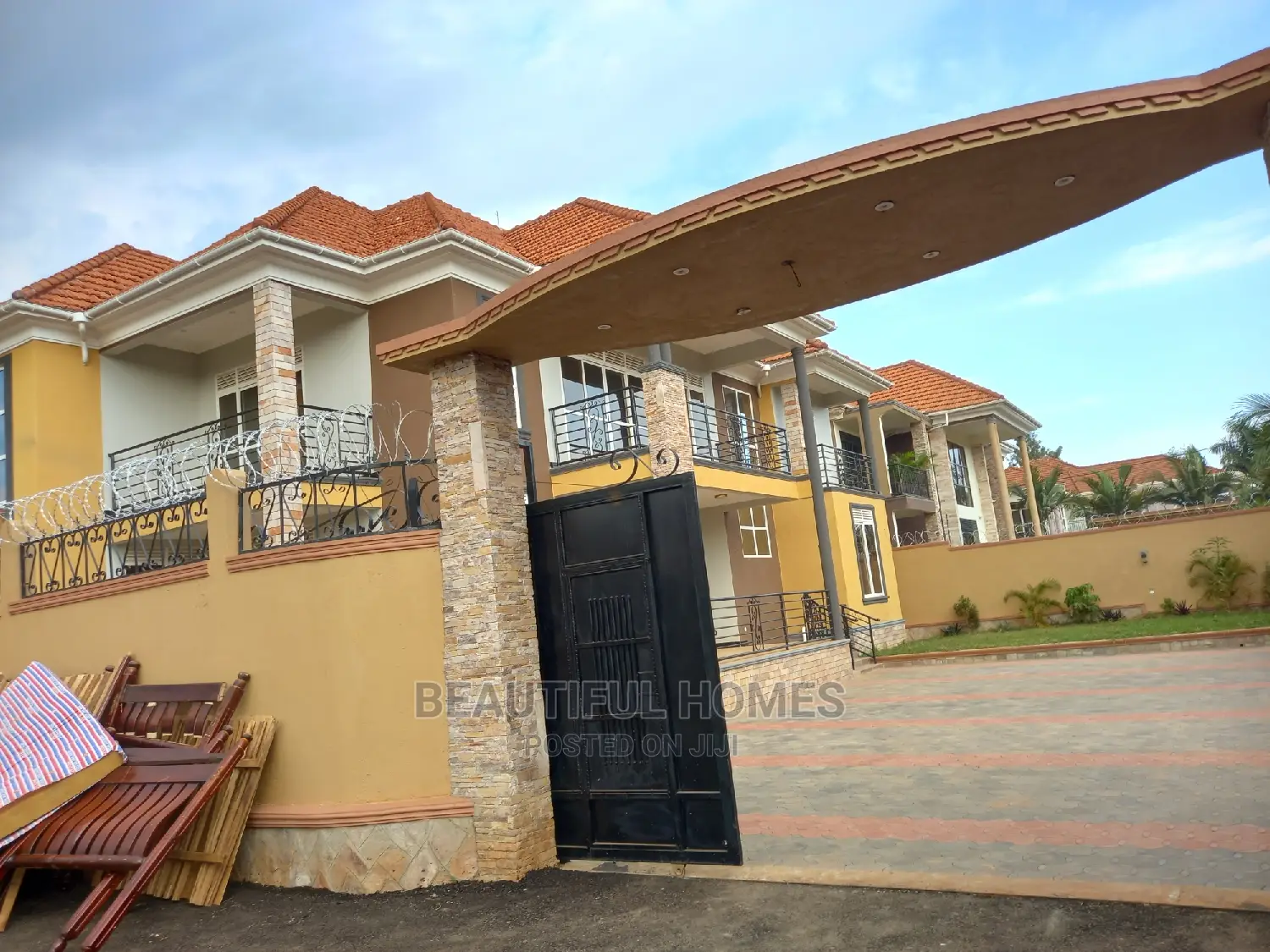 Furnished 6bdrm Mansion in Kira Tarmack for sale in Kira