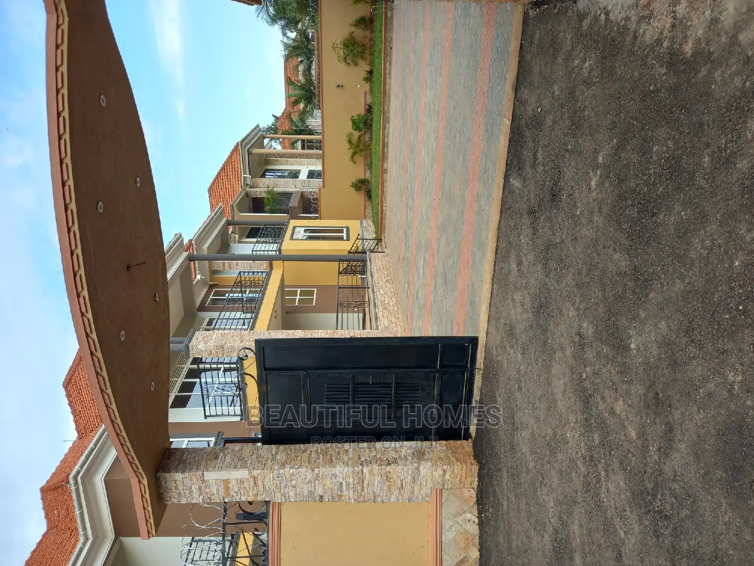Furnished 6bdrm Mansion in Kira Tarmack for sale in Kira