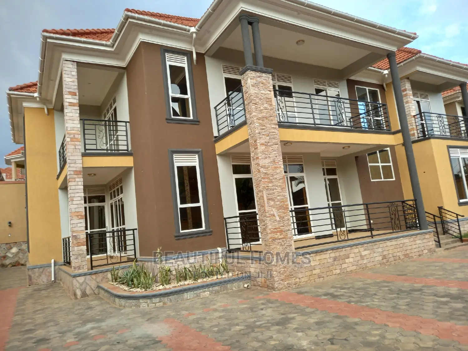 Furnished 6bdrm Duplex in Kira Tarmack Access for sale in Kira