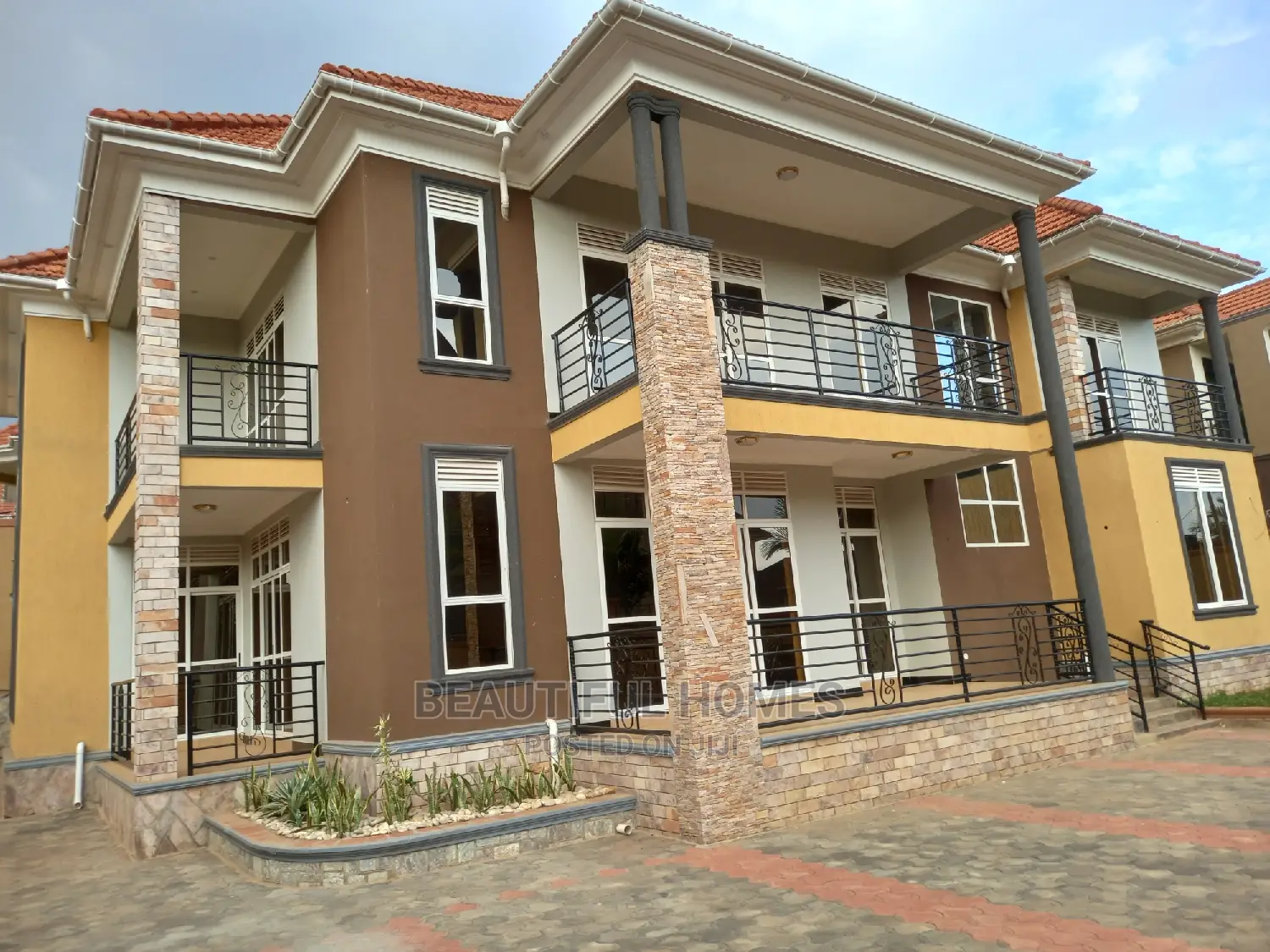 Furnished 6bdrm Duplex in Kira Tarmack Access for sale in Kira