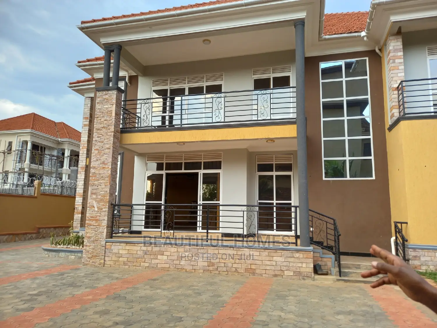 Furnished 6bdrm Duplex in Kira Tarmack Access for sale in Kira