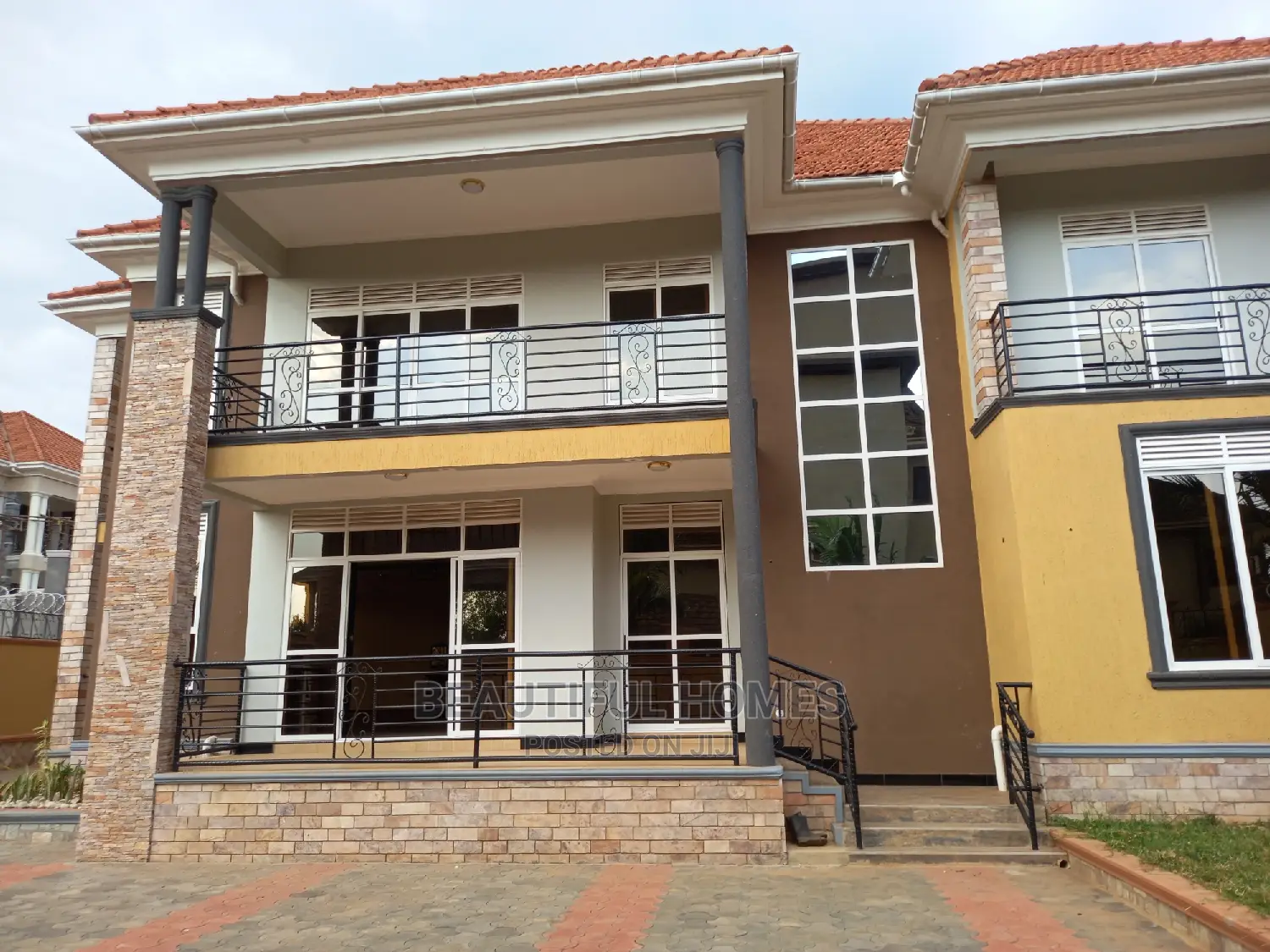 Furnished 6bdrm Duplex in Kira Tarmack Access for sale in Kira