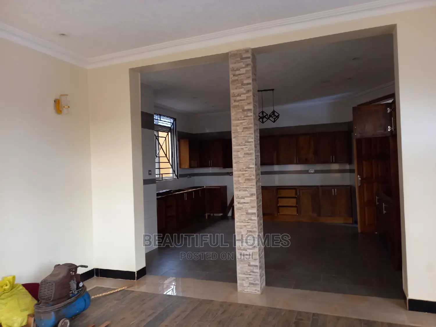 Furnished 6bdrm Duplex in Kira Tarmack Access for sale in Kira