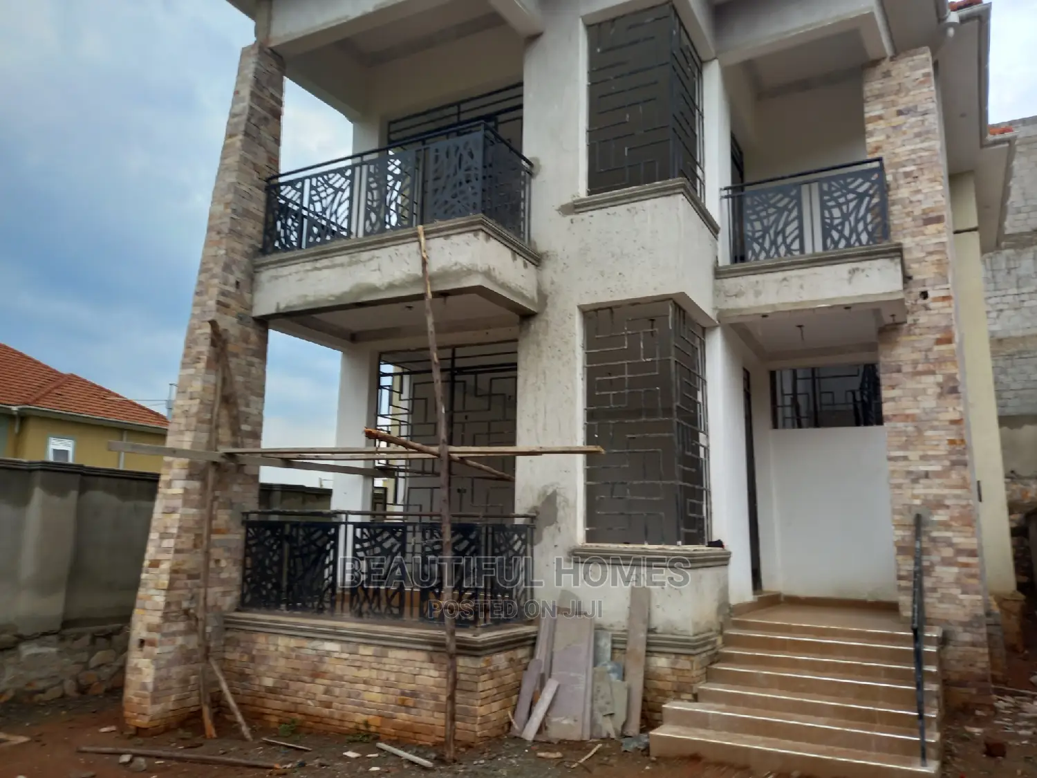 Furnished 4bdrm Duplex in Kira Gated Estate for sale in Kira
