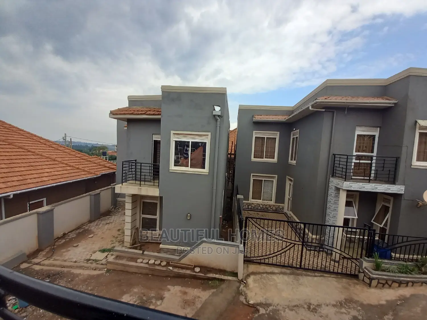 Furnished 4bdrm Duplex in Kira Tarmack for sale in Kira
