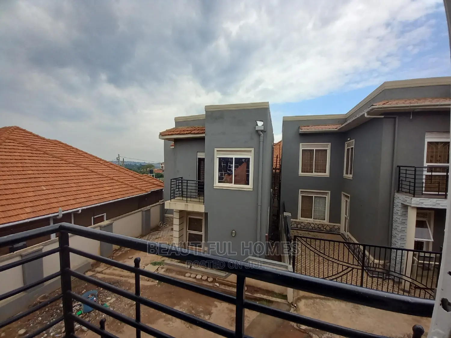 Furnished 4bdrm Duplex in Kira Tarmack for sale in Kira