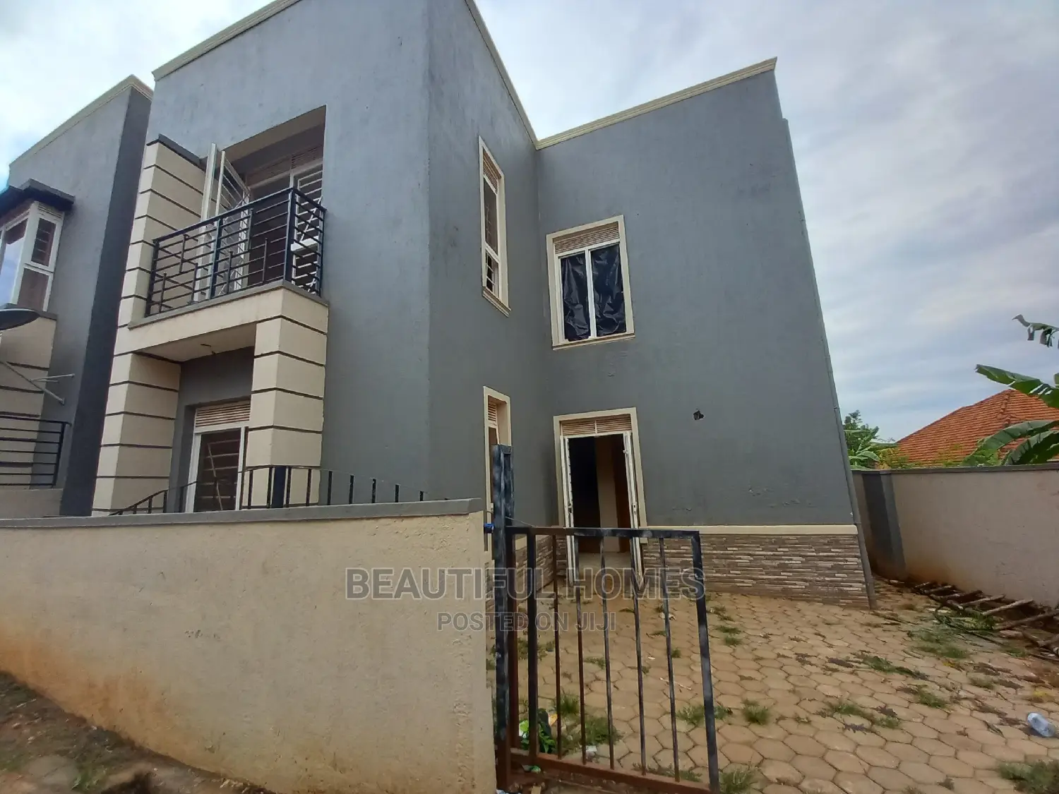 Furnished 4bdrm Duplex in Kira Tarmack for sale in Kira