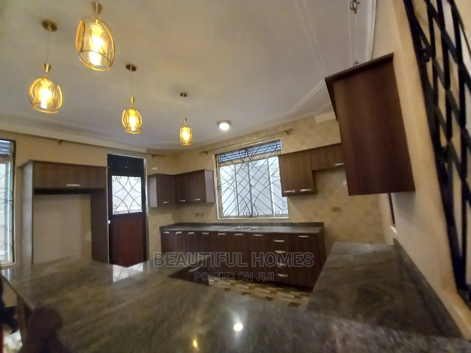 Furnished 4bdrm House in Kira Diplomat for sale in Kira