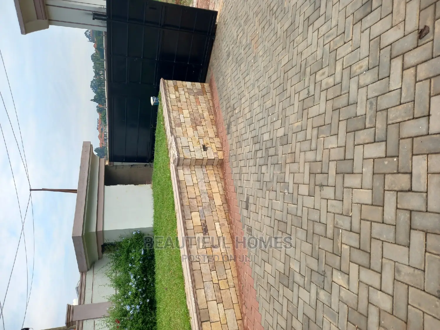 Furnished 4bdrm Duplex in Kira Tarmack Lane for sale in Kira