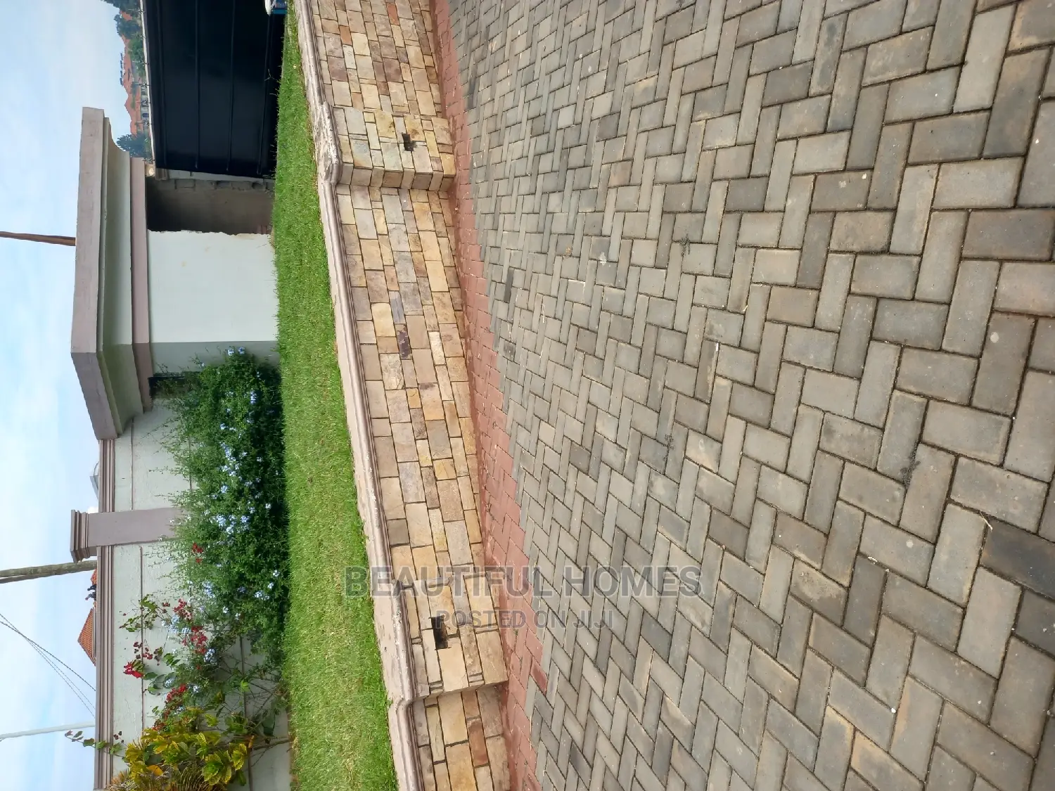 Furnished 4bdrm Duplex in Kira Tarmack Lane for sale in Kira