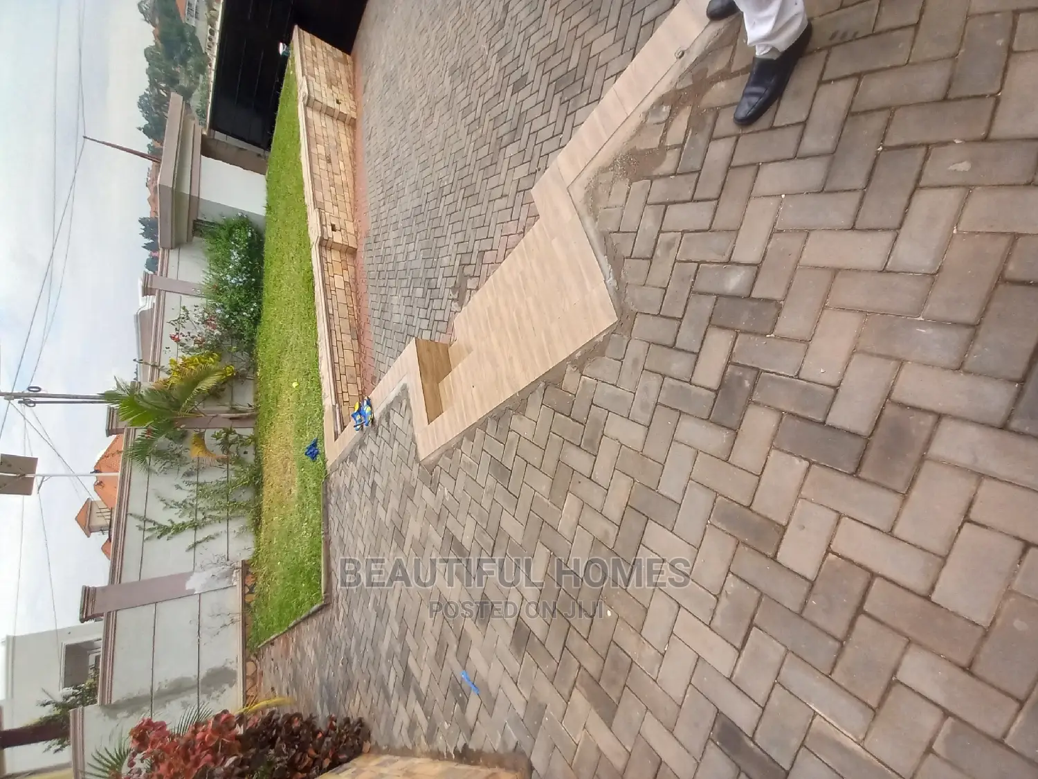 Furnished 4bdrm Duplex in Kira Tarmack Lane for sale in Kira
