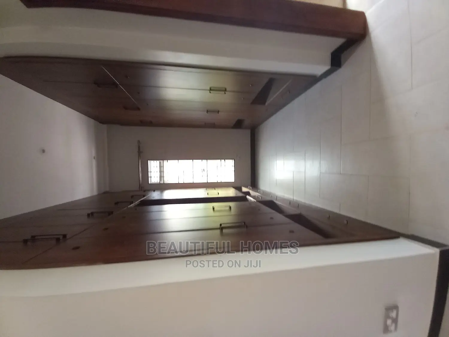 Furnished 5bdrm Mansion in Kira Tarmack for sale in Kira