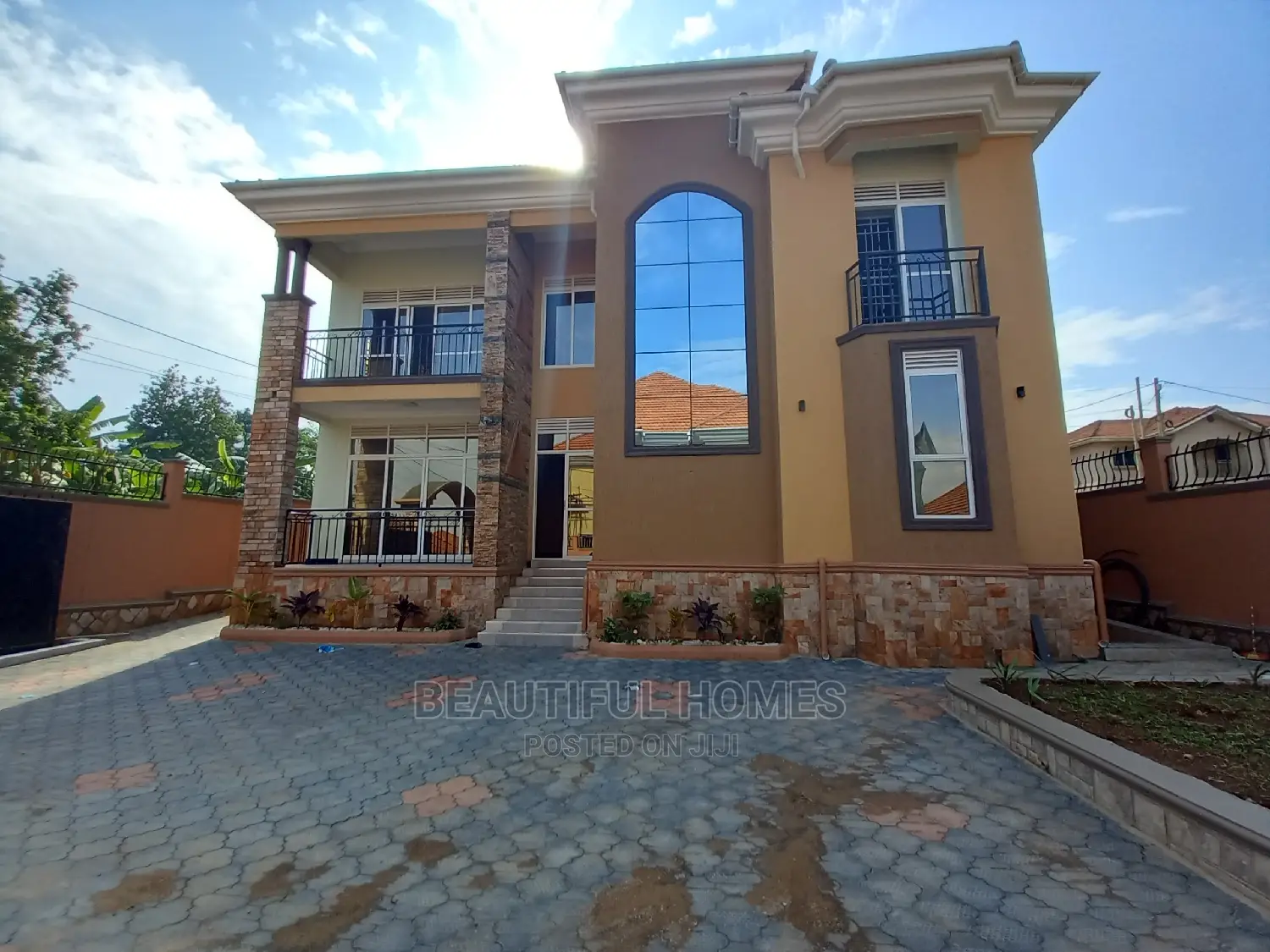 Furnished 5bdrm Mansion in Kira Tarmack for sale in Kira