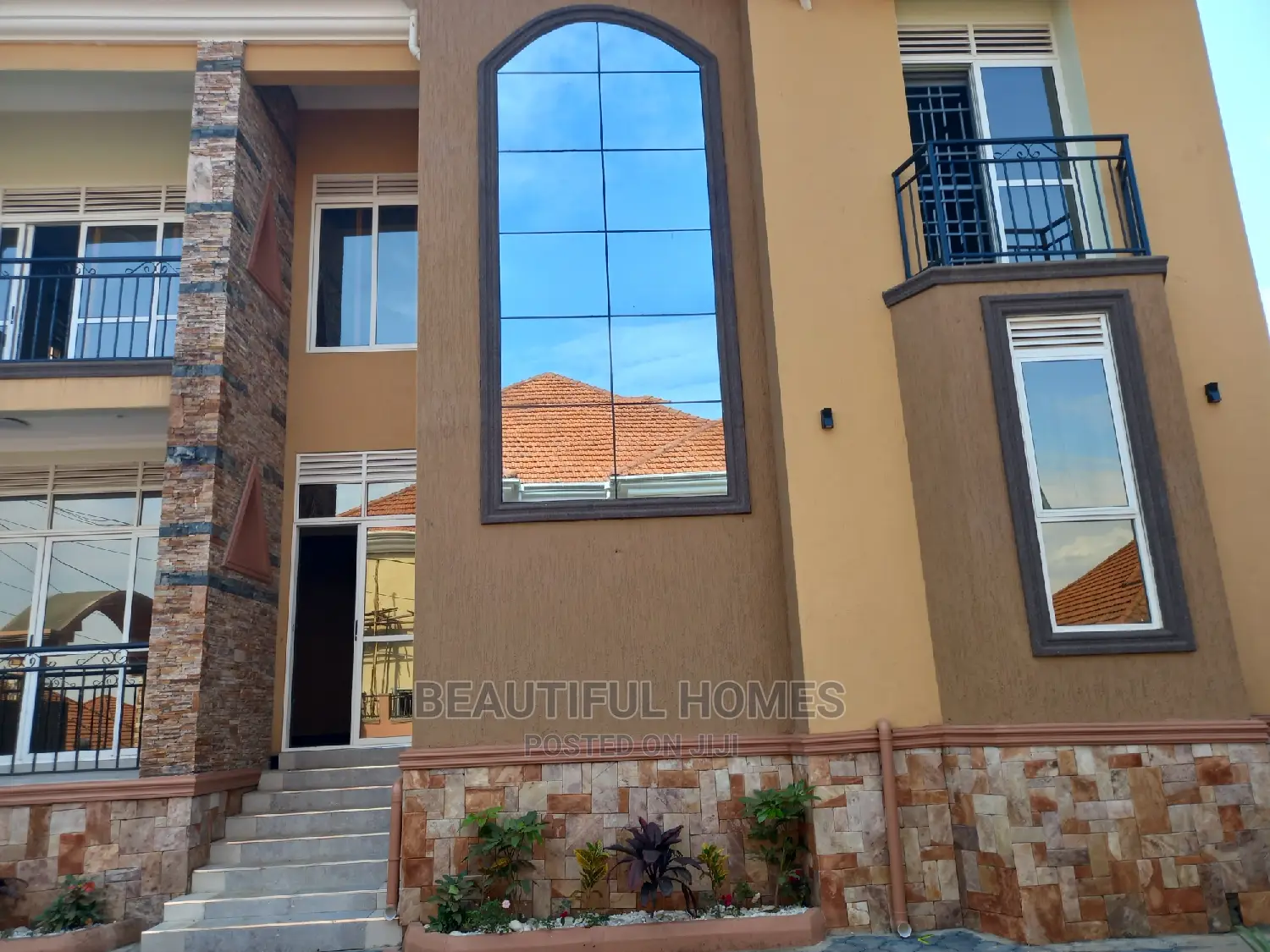 Furnished 5bdrm Mansion in Kira Tarmack for sale in Kira