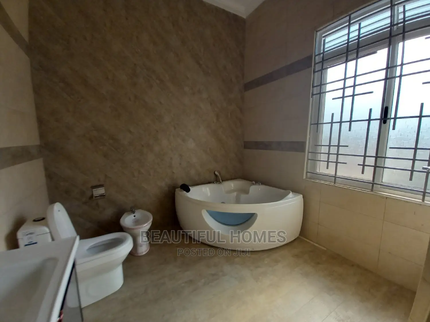 Furnished 5bdrm Mansion in Kira Tarmack for sale in Kira