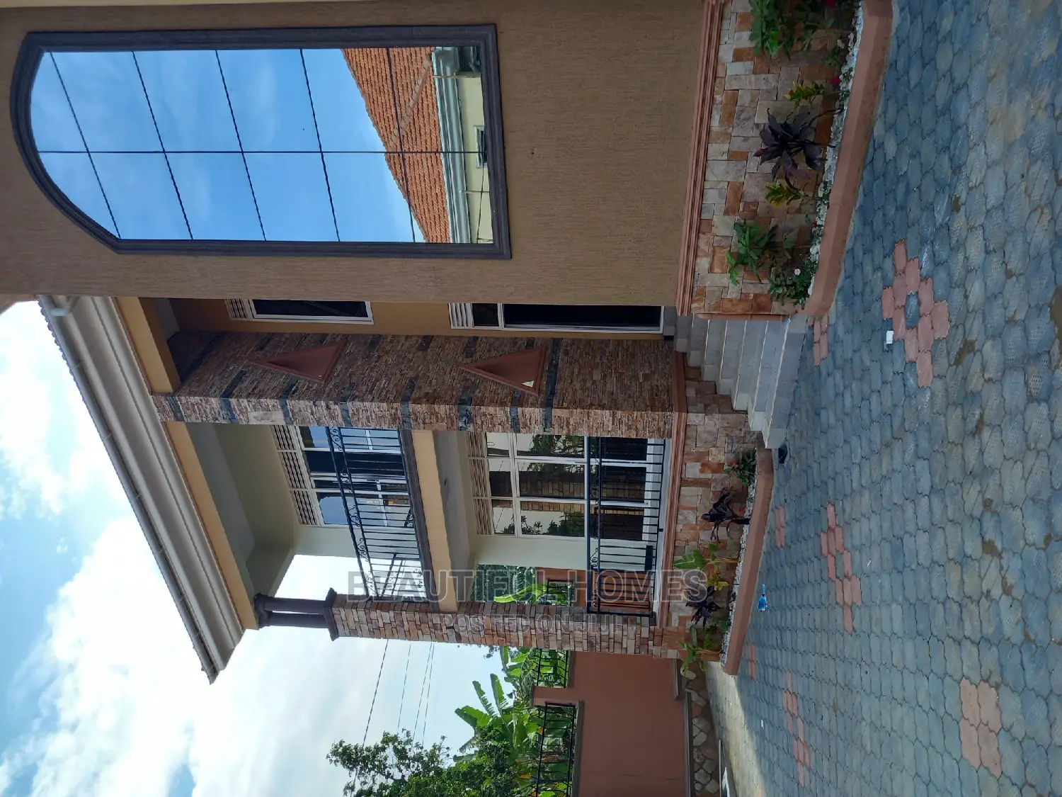 Furnished 5bdrm Mansion in Kira Tarmack for sale in Kira