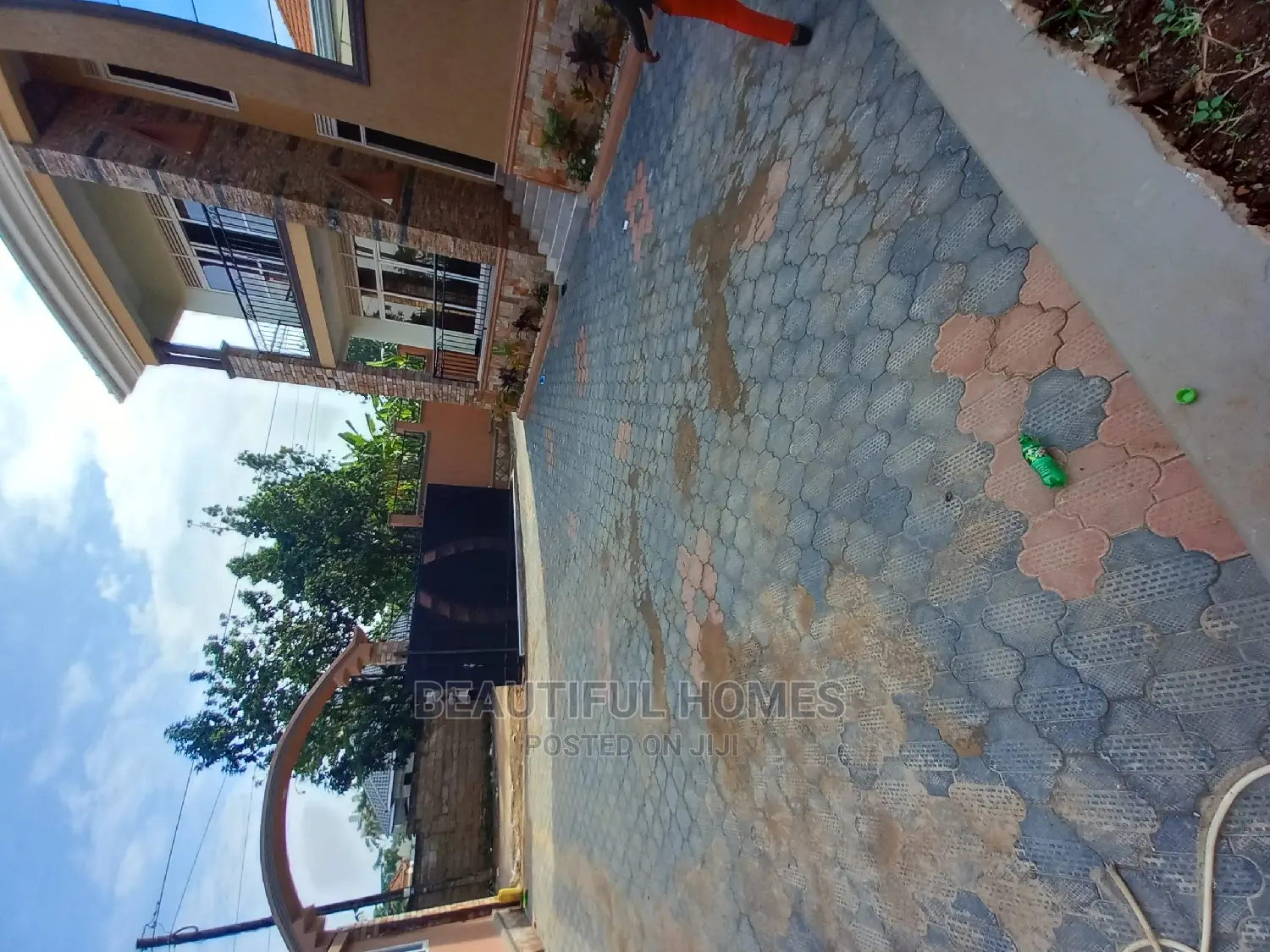 Furnished 5bdrm Mansion in Kira Tarmack for sale in Kira