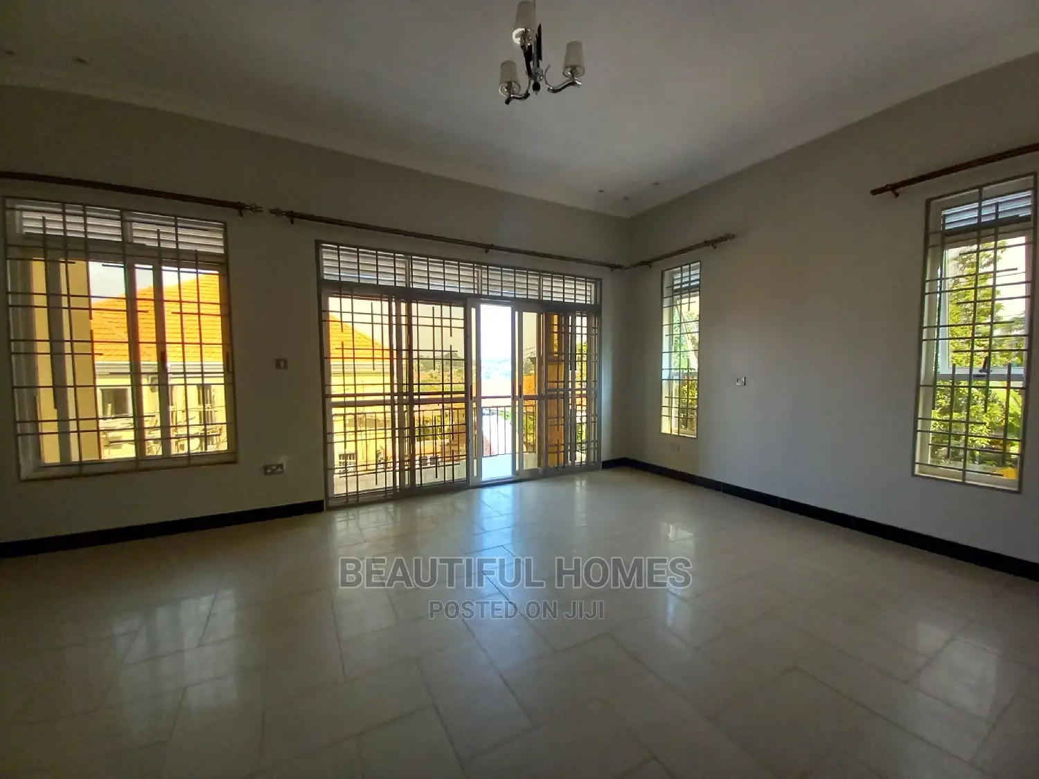 Furnished 5bdrm Mansion in Kira Tarmack for sale in Kira