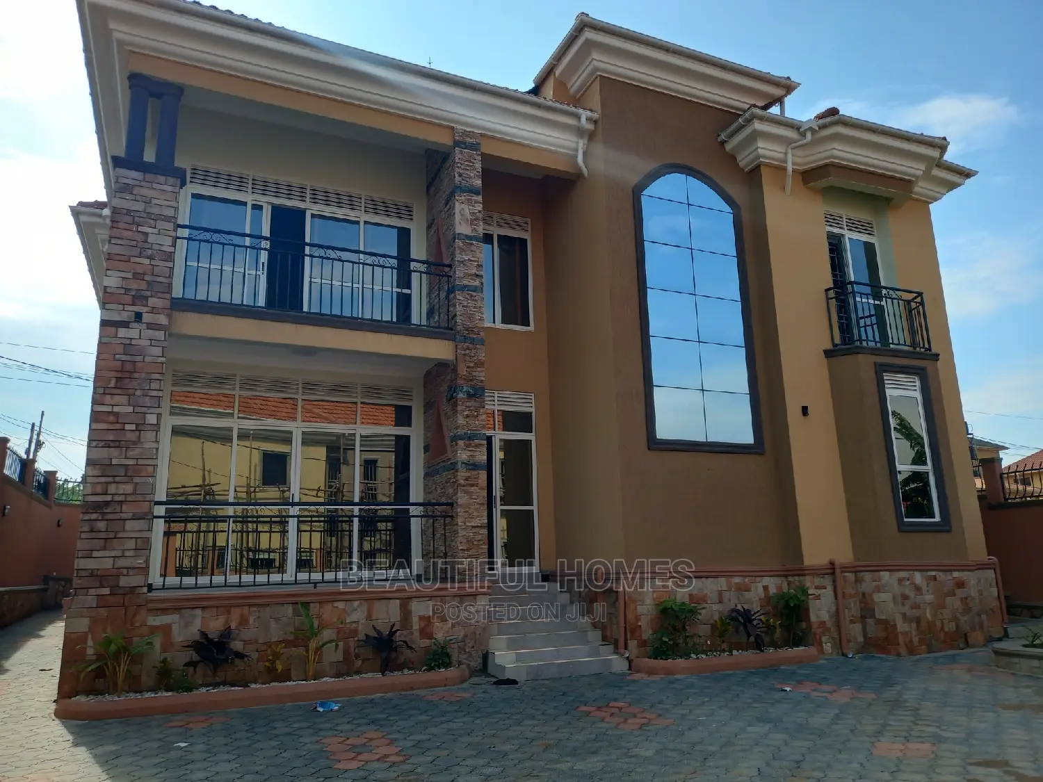 Furnished 5bdrm Mansion in Kira Tarmack for sale in Kira