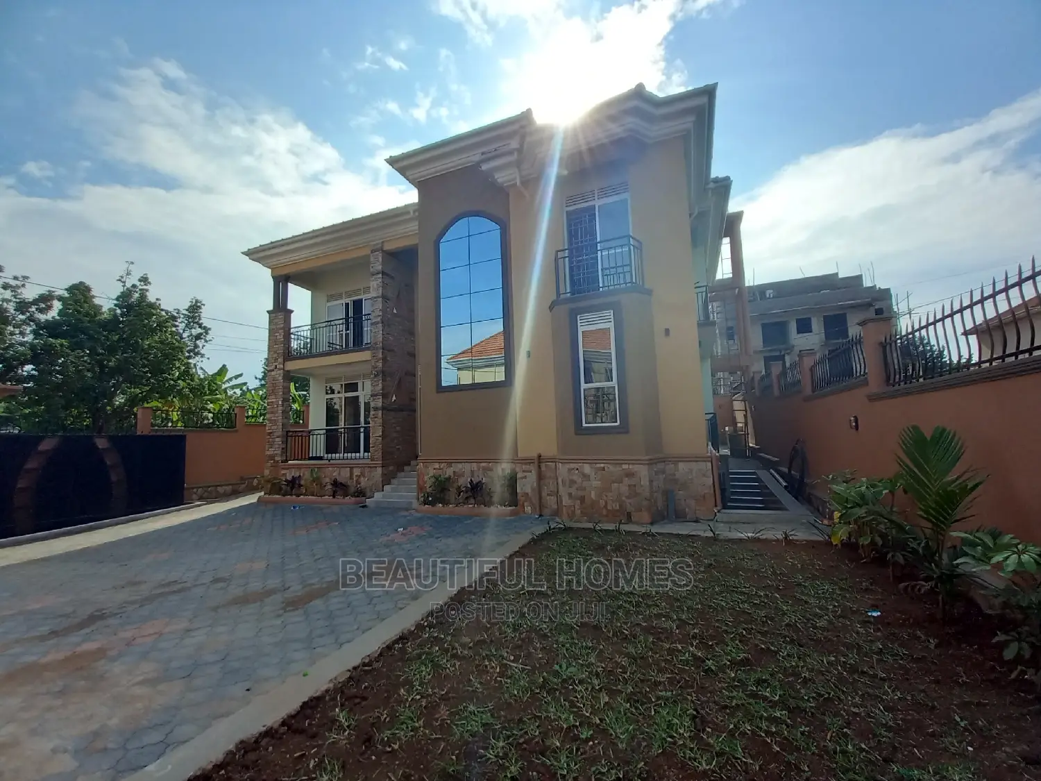 Furnished 5bdrm Mansion in Kira Tarmack for sale in Kira