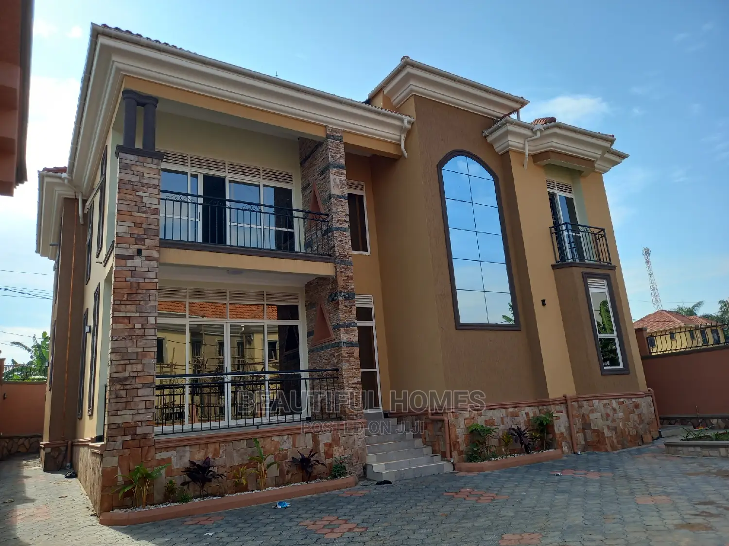 Furnished 5bdrm Duplex in Kira On Tarmack, Central Division for sale in Central Division