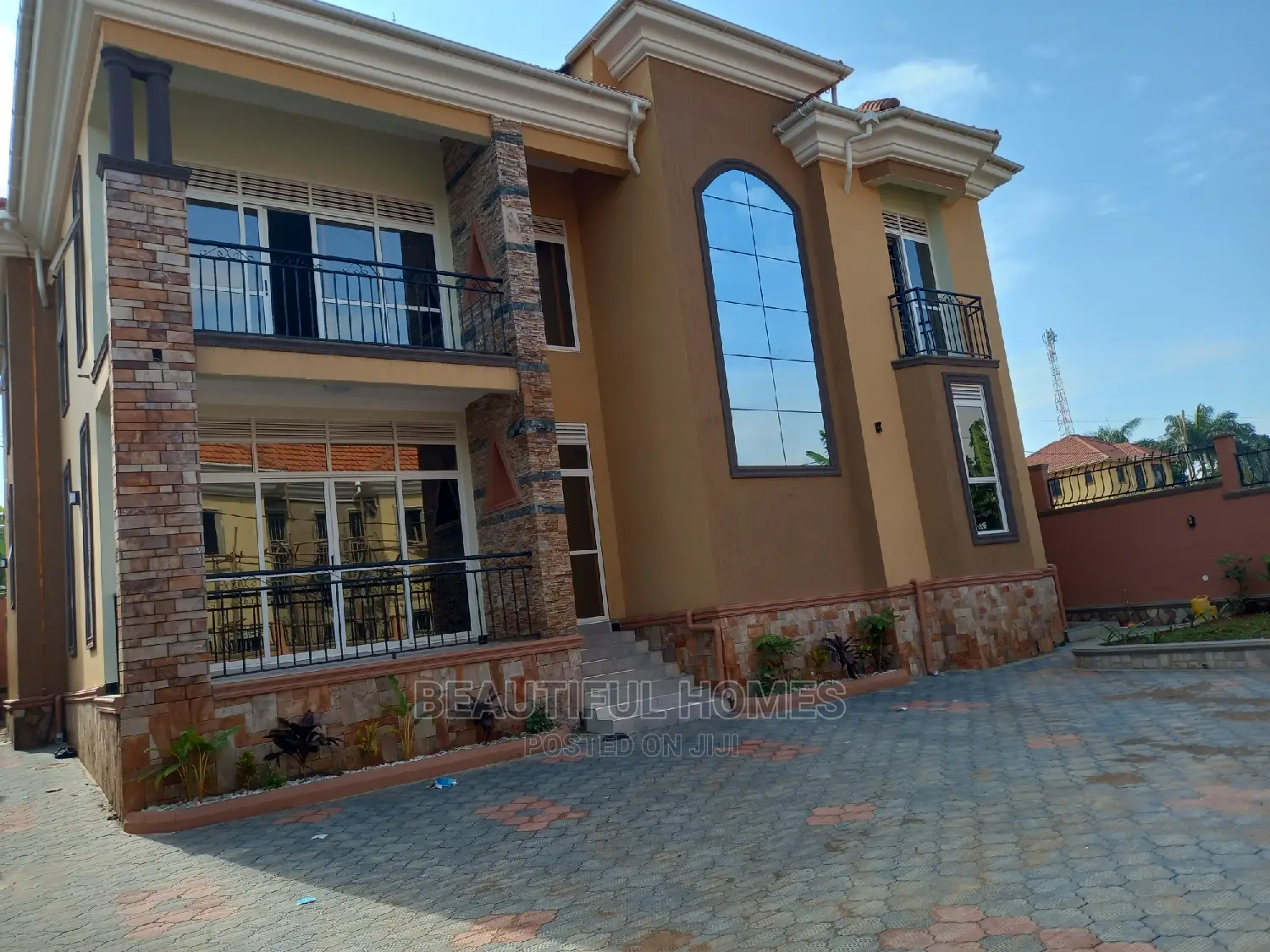 Furnished 5bdrm Duplex in Kira On Tarmack, Central Division for sale in Central Division