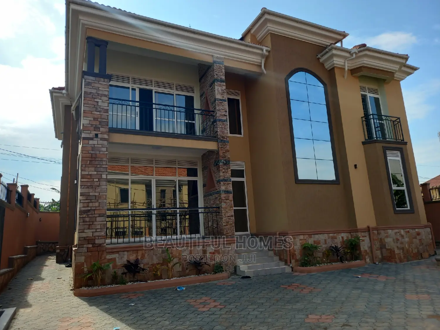 Furnished 5bdrm Duplex in Kira On Tarmack, Central Division for sale in Central Division