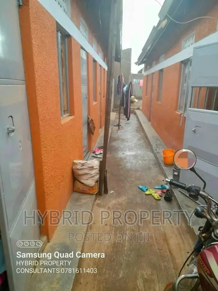 Beautiful Shops Rentals for Sale in Wakiso Town~Hoima Road in Wakiso / Wakiso