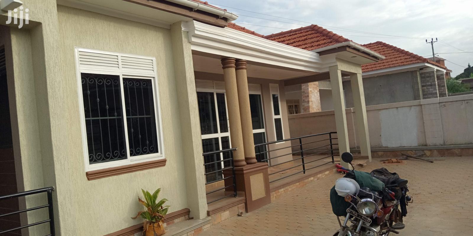 Kiira Kito Tarmack Close Pretty Home on Sell in Kampala