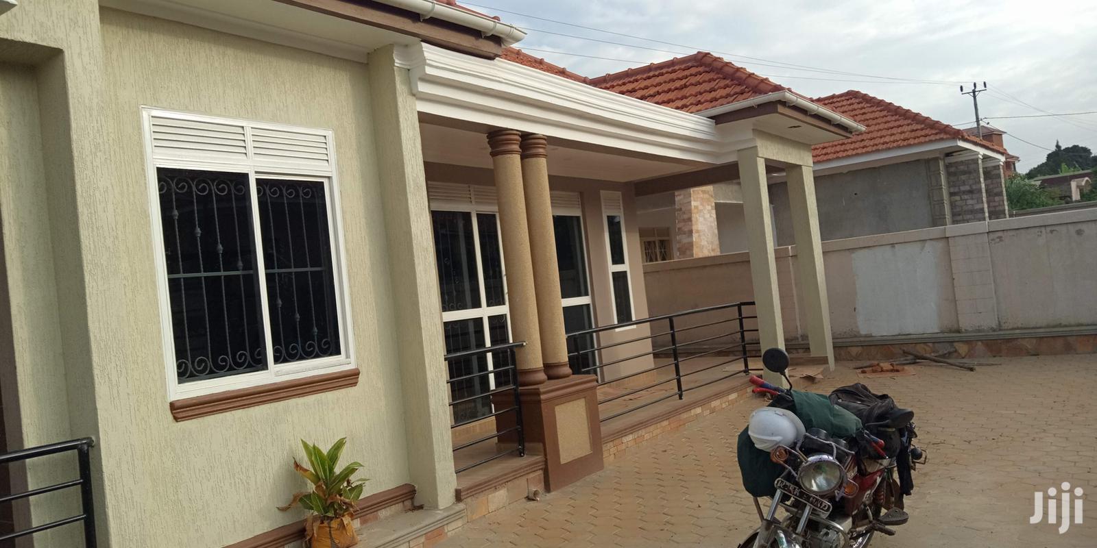 Kiira Kito Tarmack Close Pretty Home on Sell in Kampala