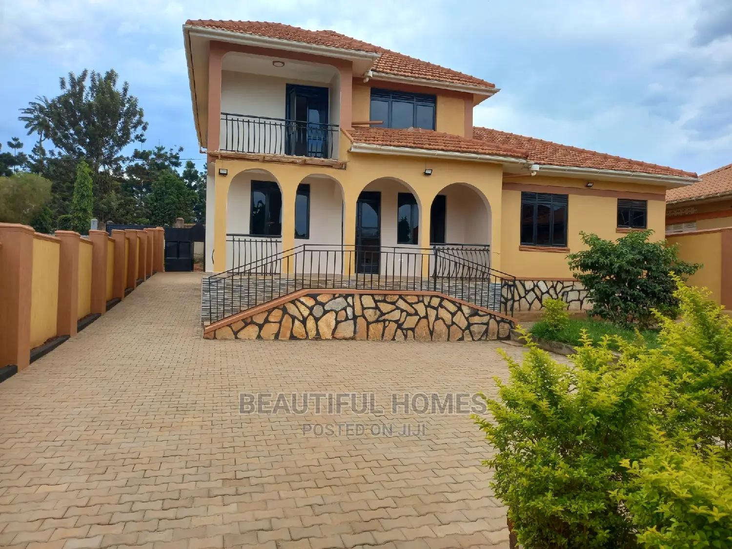 Furnished 5bdrm Duplex in Kira for sale in Kira