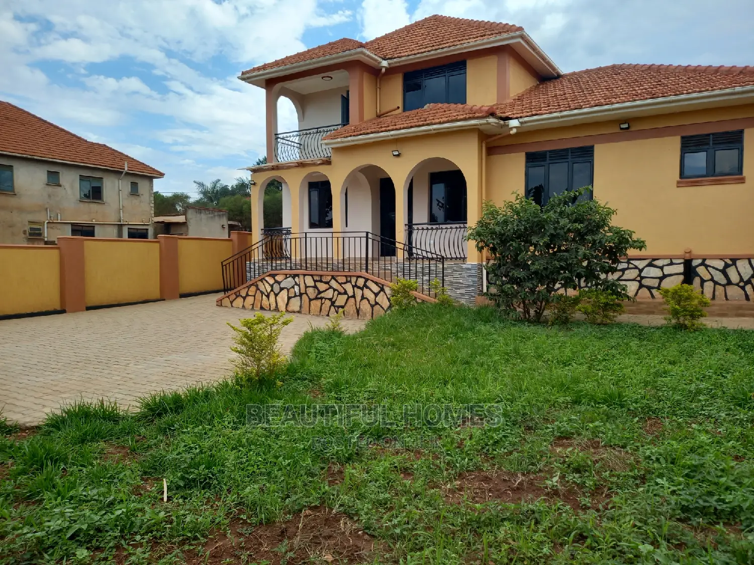 Furnished 5bdrm Duplex in Kira for sale in Kira