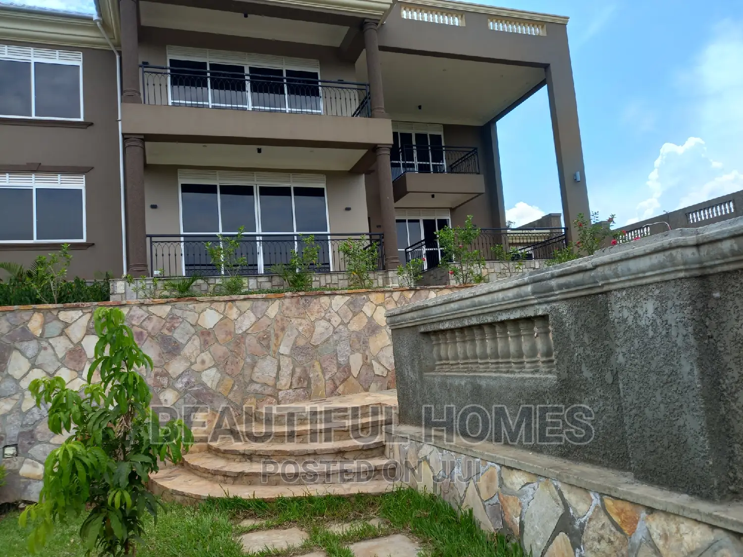 Furnished 6bdrm Duplex in Munyonyo Corporate, Makindye for sale in Makindye