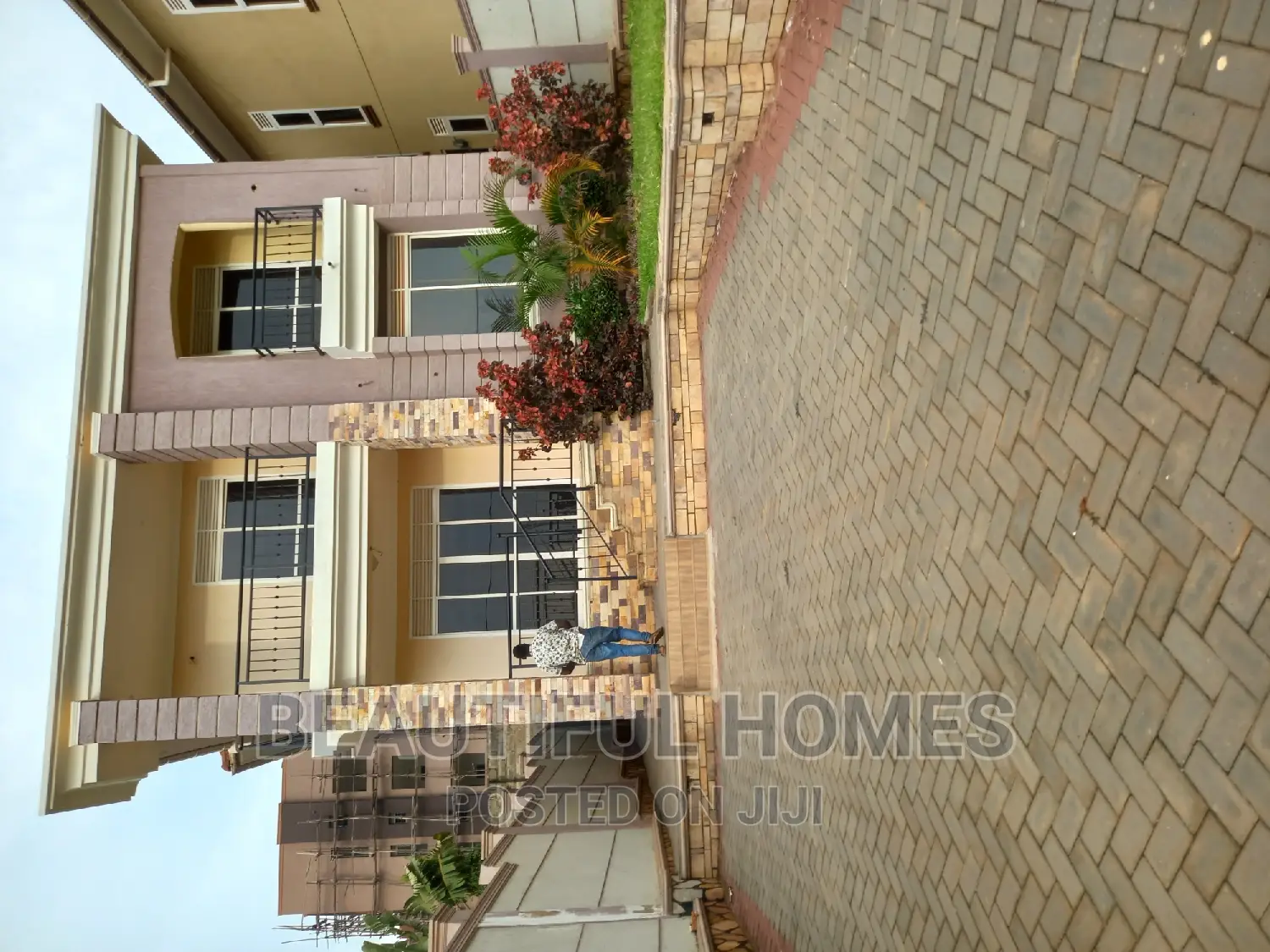 Furnished 4bdrm Duplex in Kira Ministers for sale in Kira