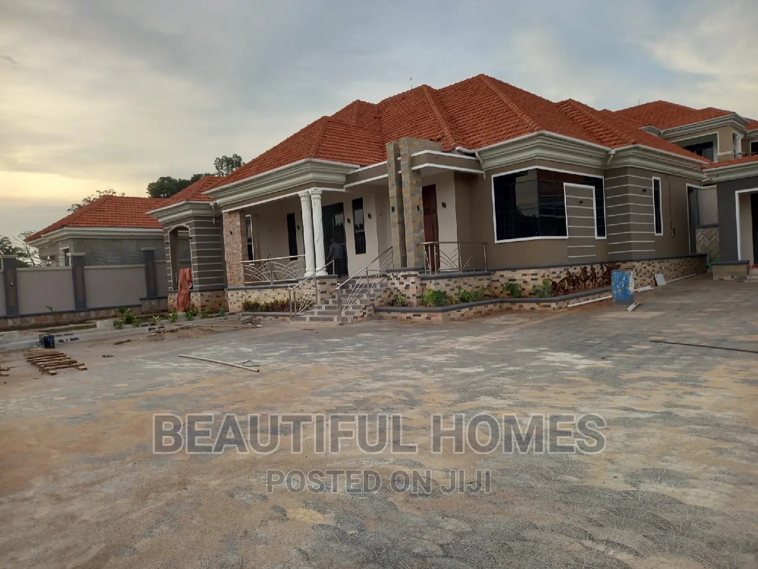 Furnished 4bdrm Mansion in Kira Rich Village for sale in Kira