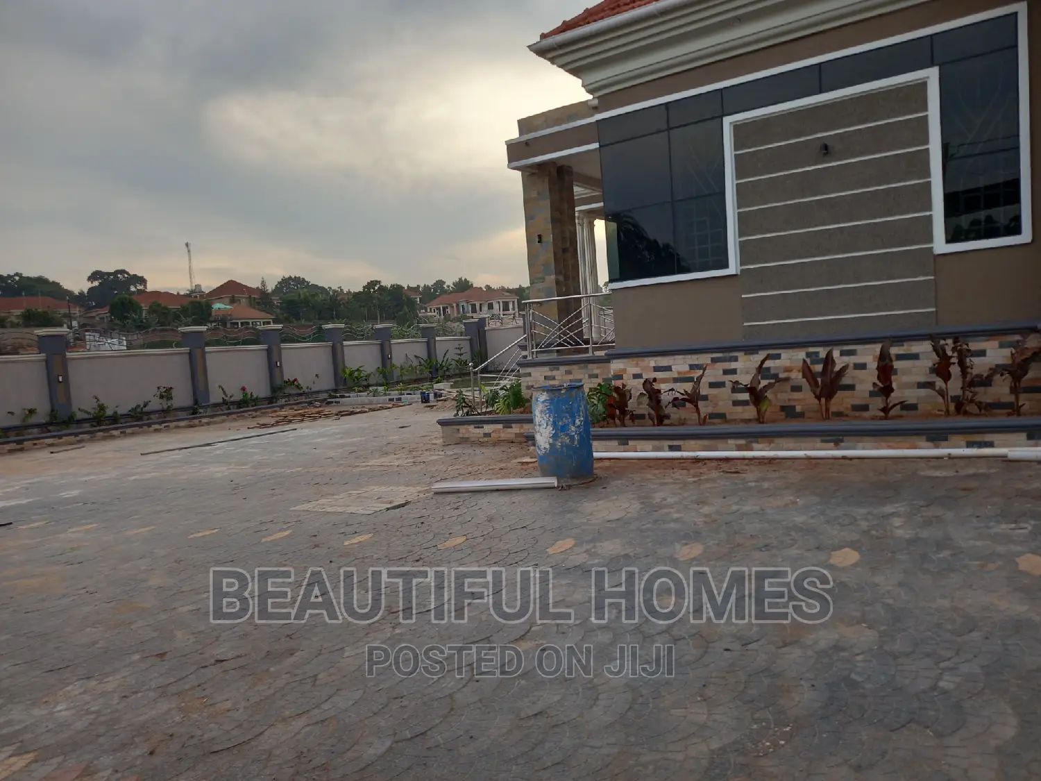 Furnished 4bdrm Mansion in Kira Rich Village for sale in Kira