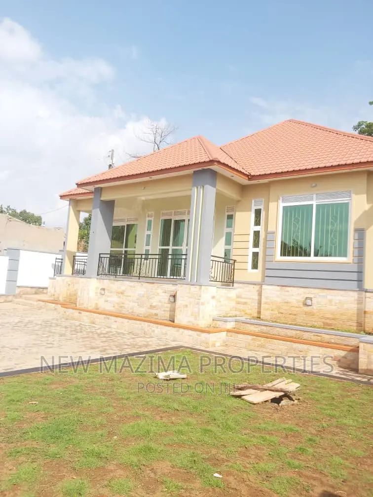 3bdrm Bungalow in Kitende Ntebe Rd, Central Division for sale in Central Division