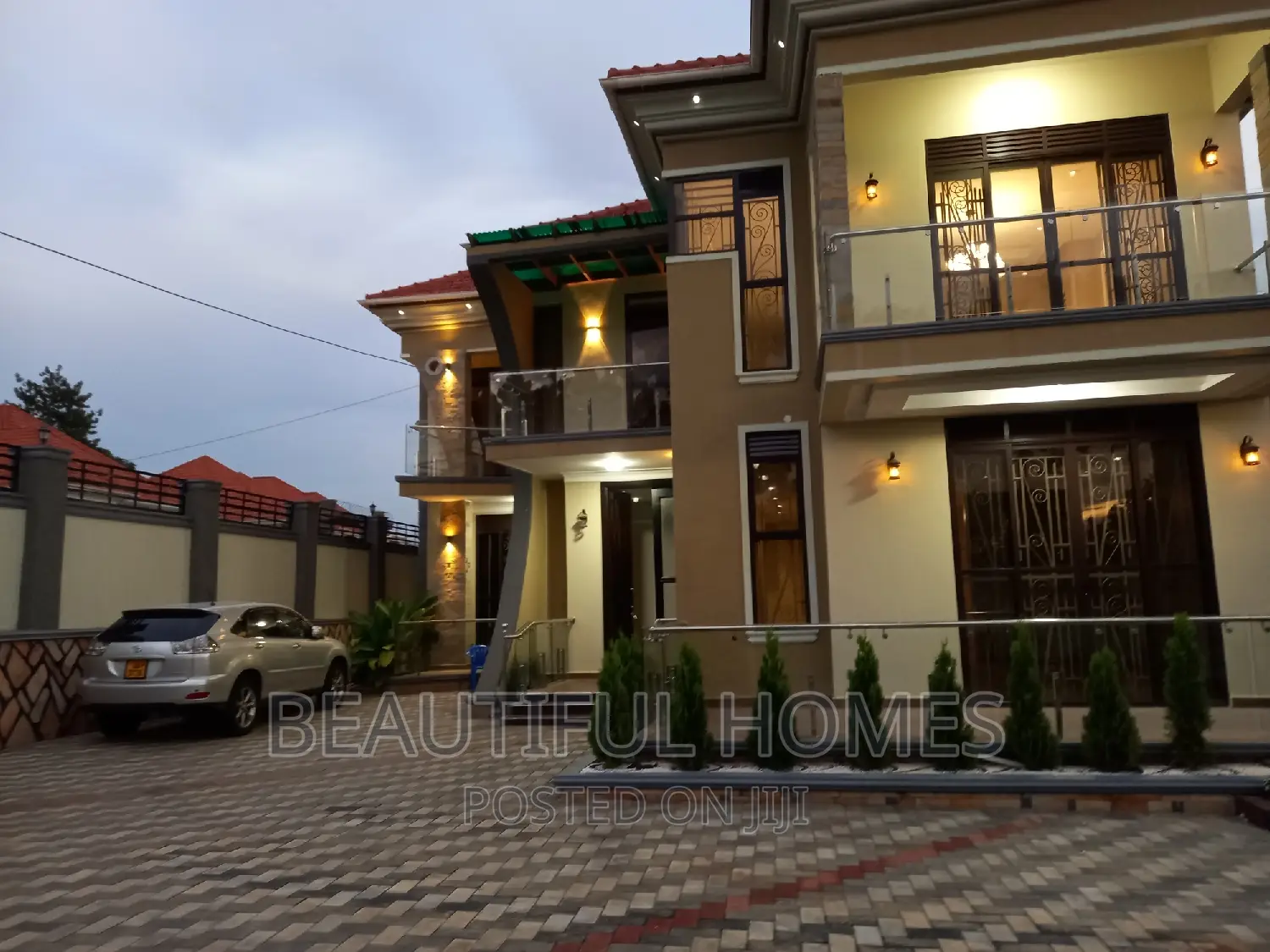 Furnished 6bdrm Duplex in Kira Tarmack for sale in Kira