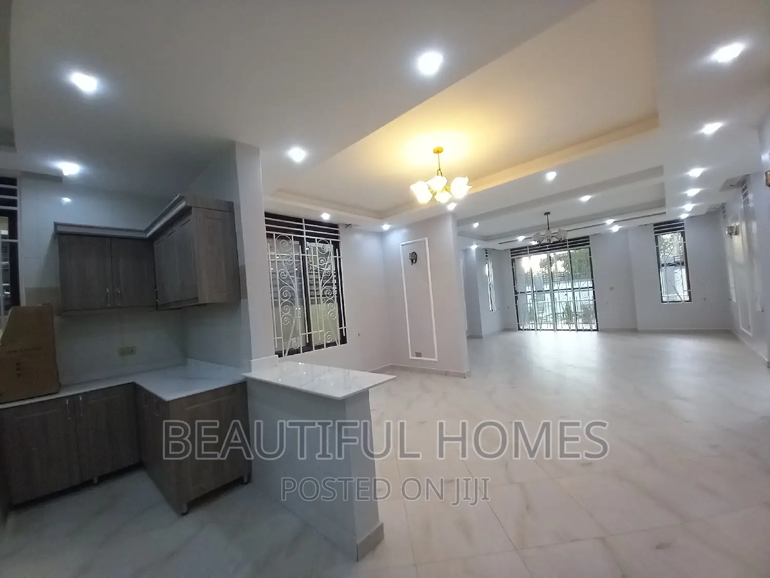 Furnished 6bdrm Duplex in Kira Tarmack for sale in Kira